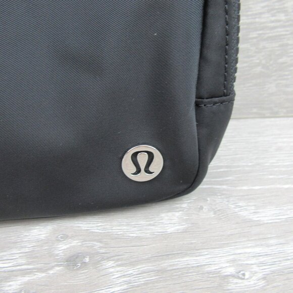 Lululemon Everywhere Belt Bag "Wordmark" Black (1L) Travel Vacation NEW - Picture 3 of 16